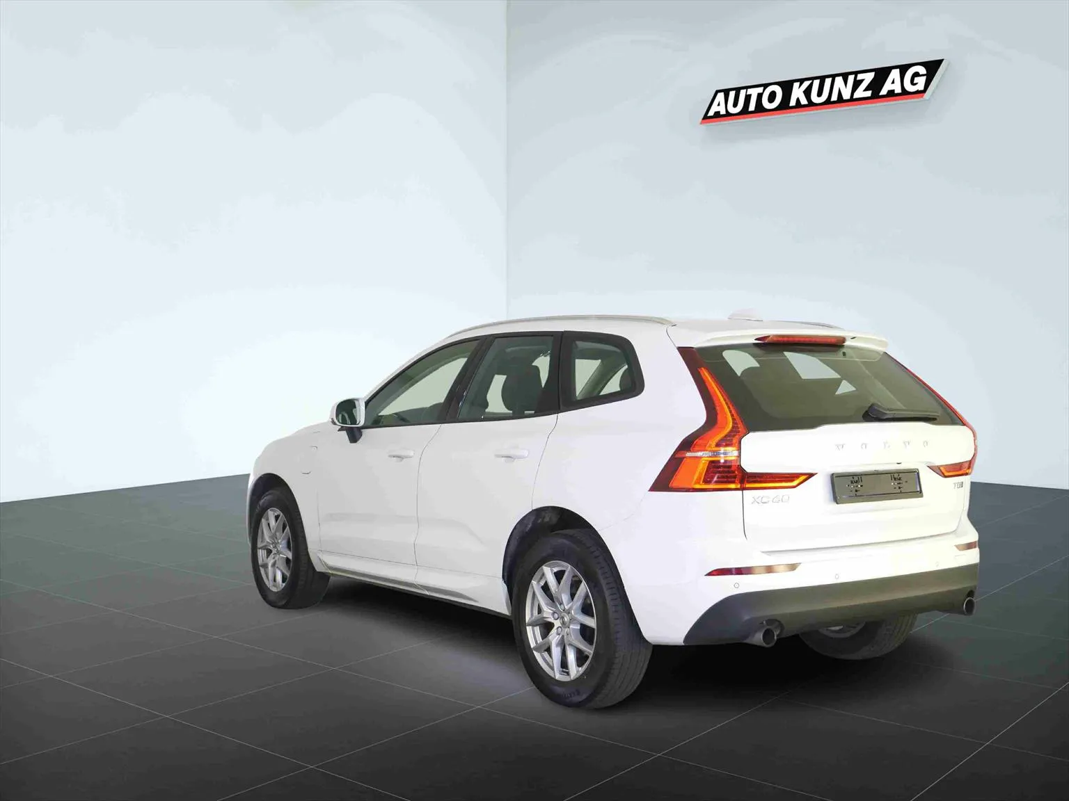 Volvo XC60 T8 eAWD Momentum  Image 2