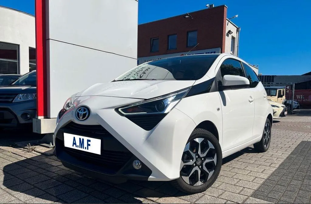 TOYOTA Aygo Connect 1.0 VVT-i 72 CV 5p. x-play Image 1